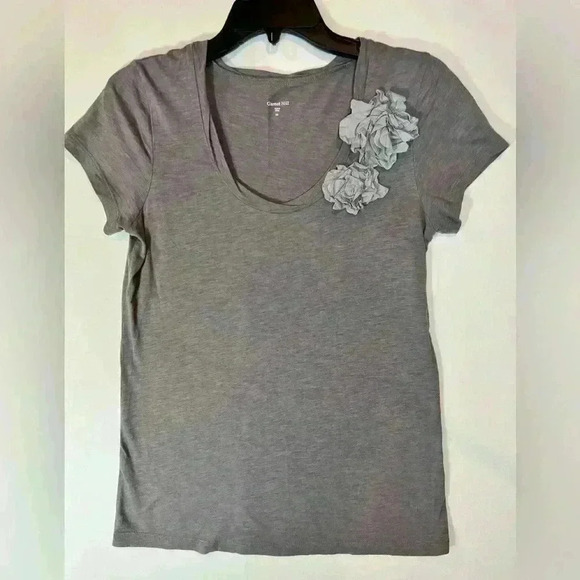 Garnet Hill Tops - Garnet Hill size XS gray floral appliqué embellished scoop neck Tshirt top boho